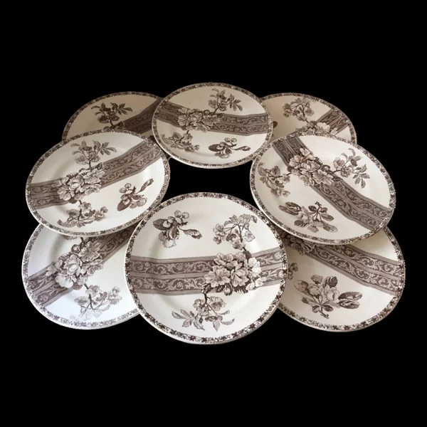 8 assiettes à desserts Terre de Fer XIX