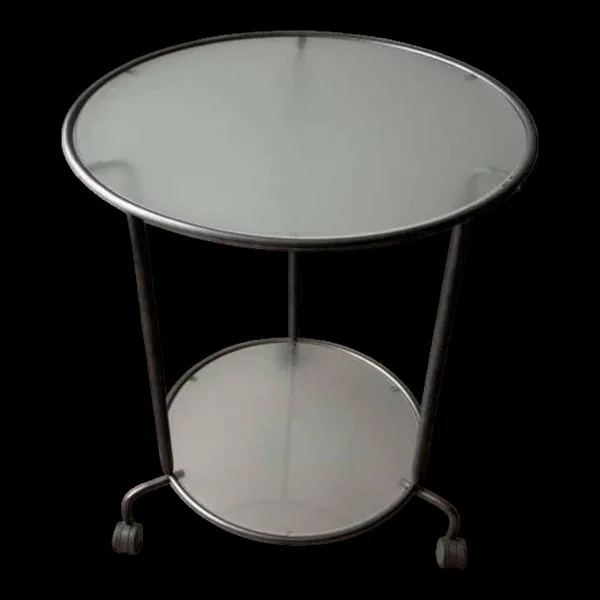 Chariot de service à deux niveaux Ikea avec verre.