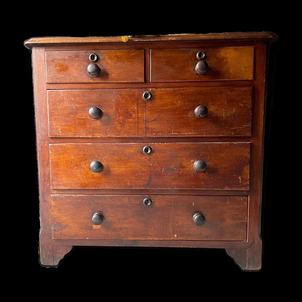 Commode en bois foncé teinté du 19ème siècle sur supports surélevés – Origine