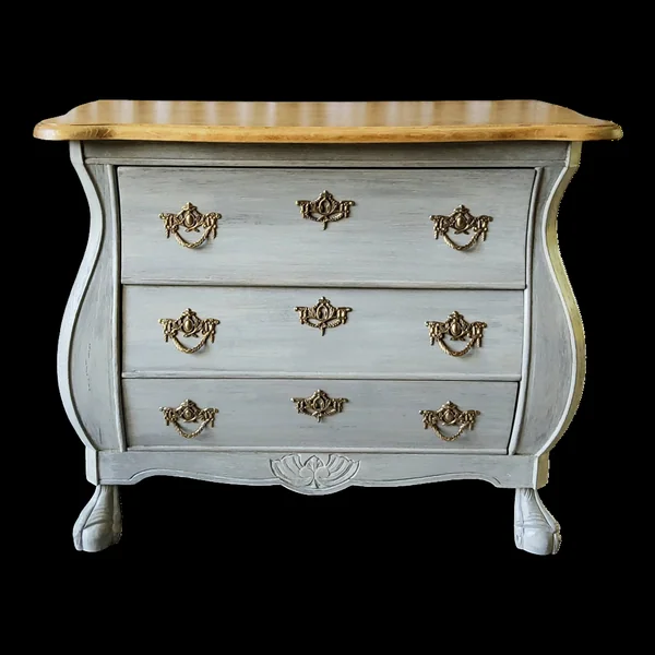 Commode galbée patinée