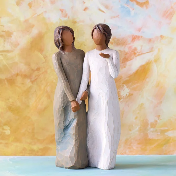 Figurine Ma Sœur, Mon Amie ( peau et cheveux foncé ) - Willow Tree