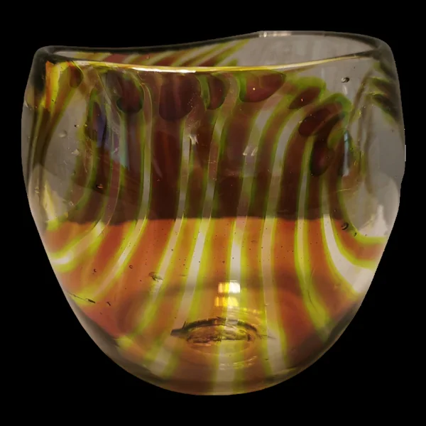 Magnifique vase soufflé à la bouche aux belles couleurs.