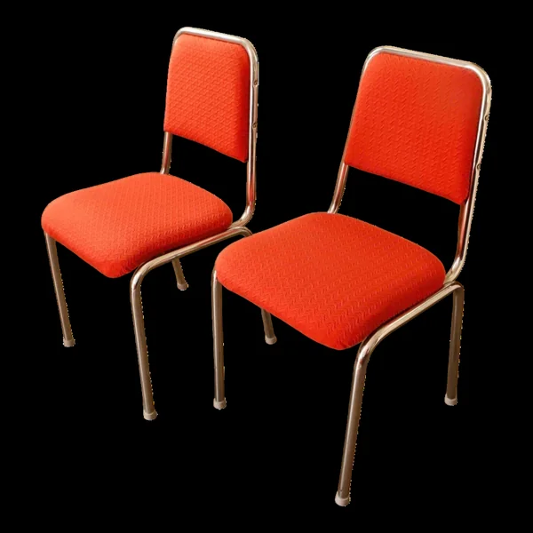 Paire de chaises rétro à structure chromée et revêtement rouge