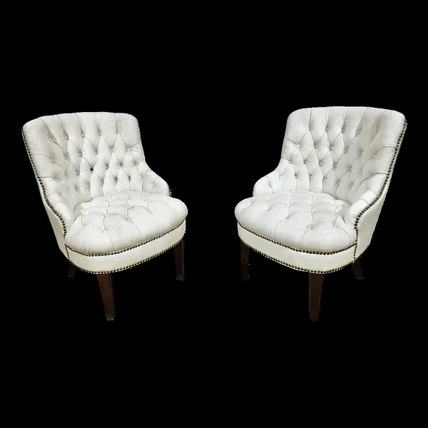 Une paire de fauteuils chesterfield, Angleterre, années 1960.